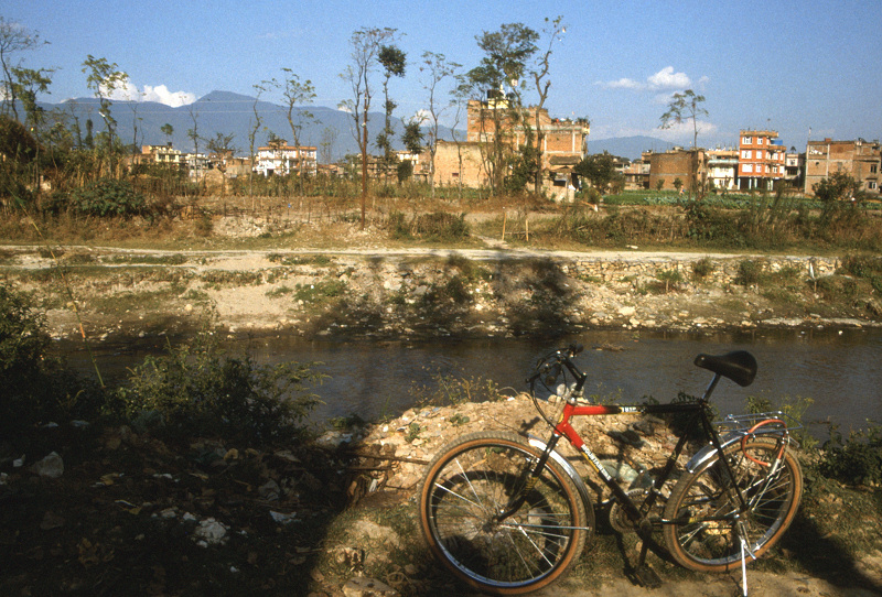 476_Met de fiets langs de Bishnumati, Kathmandu.jpg
